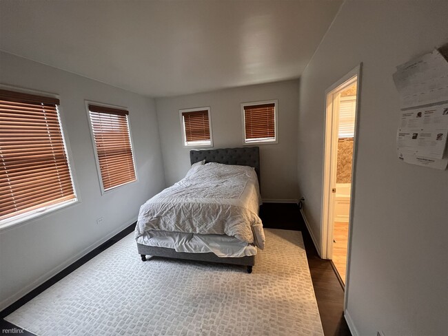 Building Photo - 4 br, 3.5 bath Townhome - 1151 E 46th St