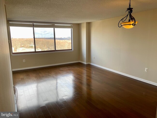 Foto del edificio - 10101 Grosvenor Pl