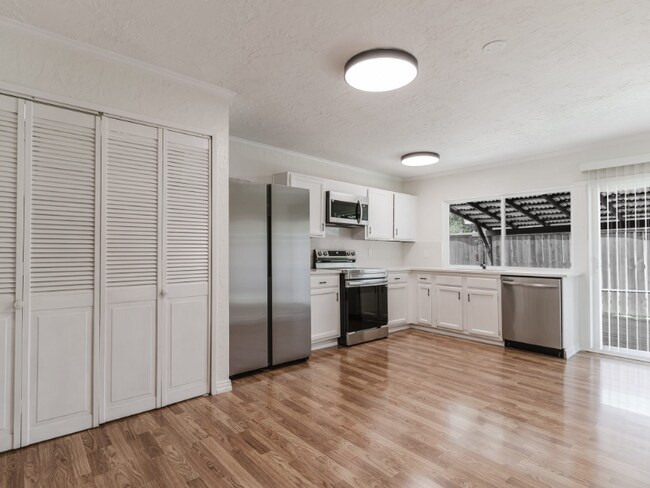 Foto del edificio - 5920 Maple Ln