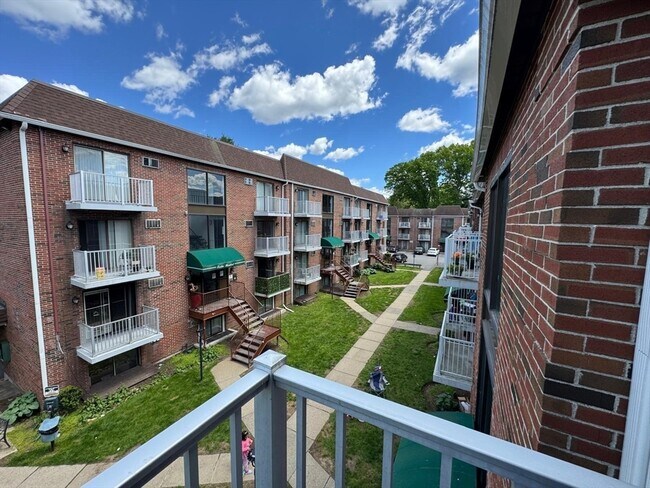 Foto del edificio - 1186 Worcester Rd
