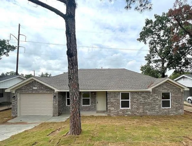 Building Photo - 608 Libby Ln