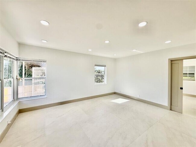 Building Photo - 1400 SE 7th Ave