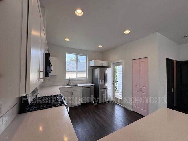 Foto del edificio - 814 NW Highgarden Dr