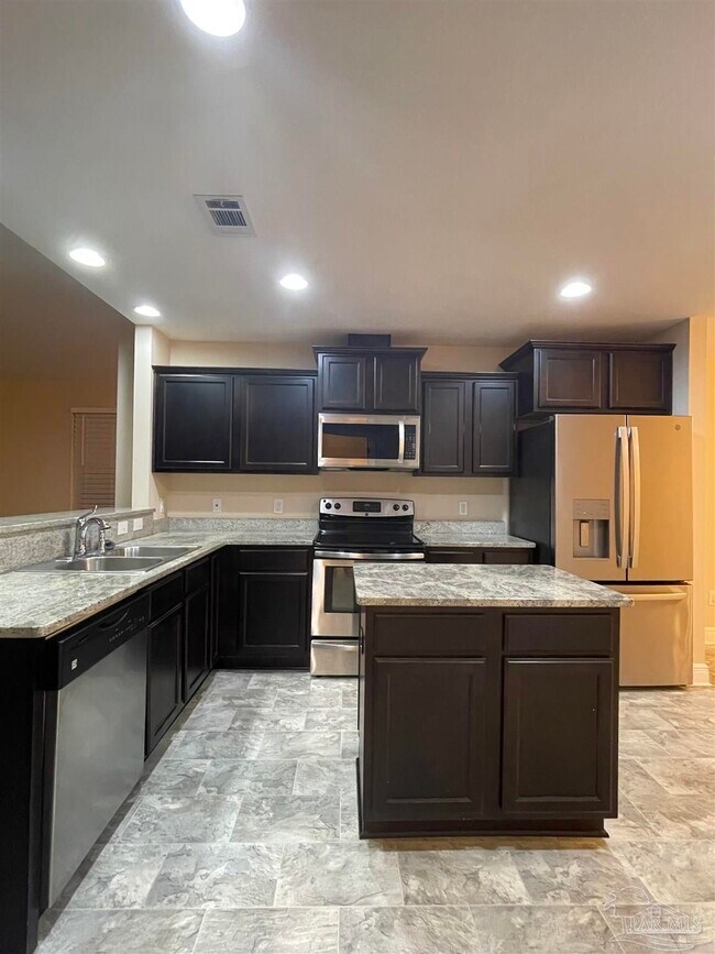 Building Photo - 670 Edith Ln