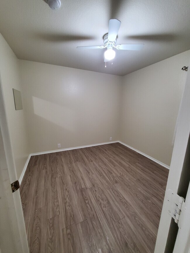 Unidad B - Dormitorio, foto 2 - 3609 Sonoma Dr