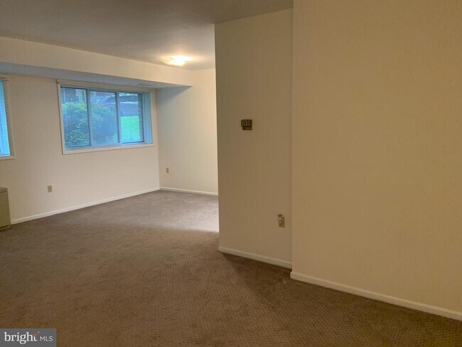 Building Photo - 200 N Maple Ave