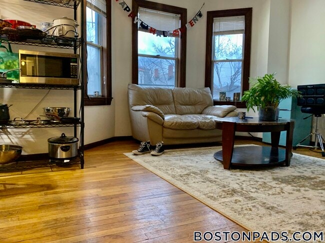 Building Photo - 87 Sheridan St