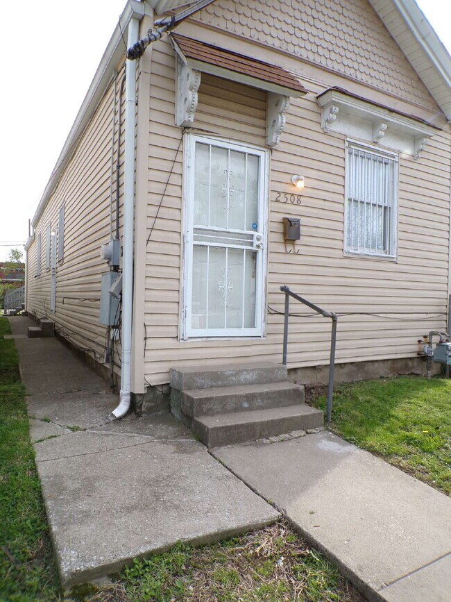 Foto del edificio - 2 bedroom, 1 bathroom house in Russell neighborhood