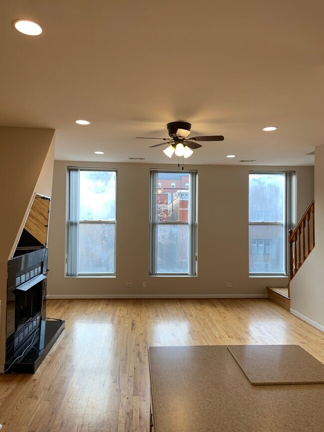 Foto del edificio - 1329 N Oakley Blvd