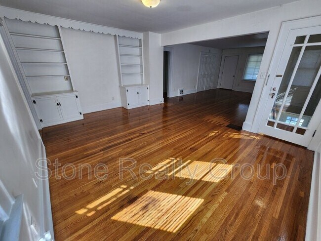 Foto del edificio - 127 Monterey Ave