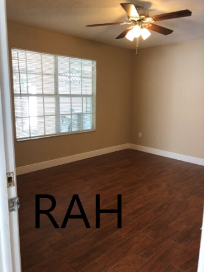 Foto del edificio - Three Bedroom Two Story Townhome,  Close t...