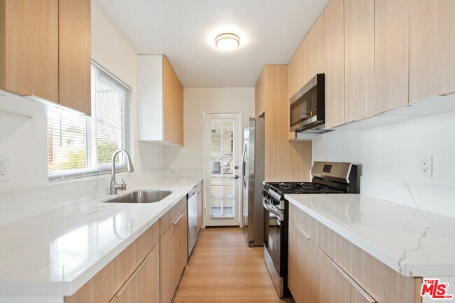 Foto del edificio - 8440 Willoughby Ave