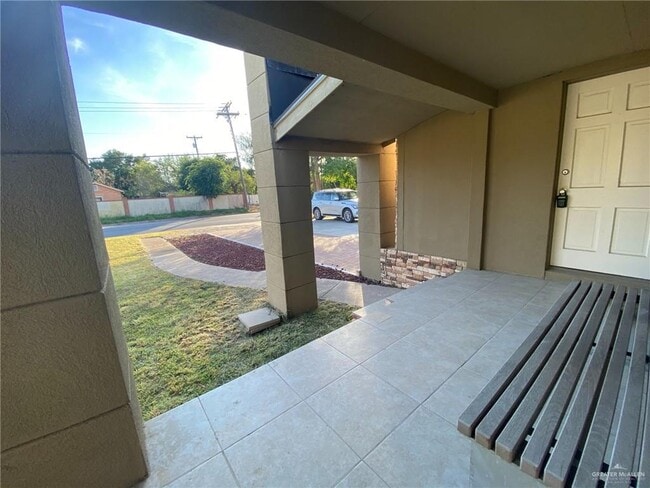 Building Photo - 604 W Hackberry Ave