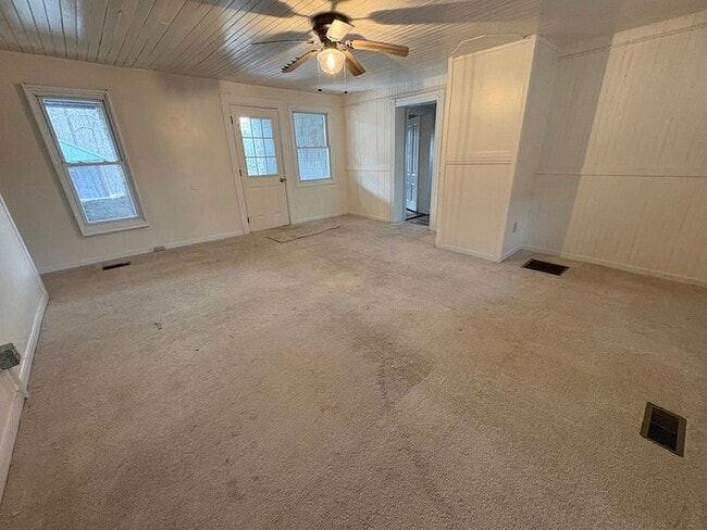 Foto del edificio - 50 Sullivan Rd