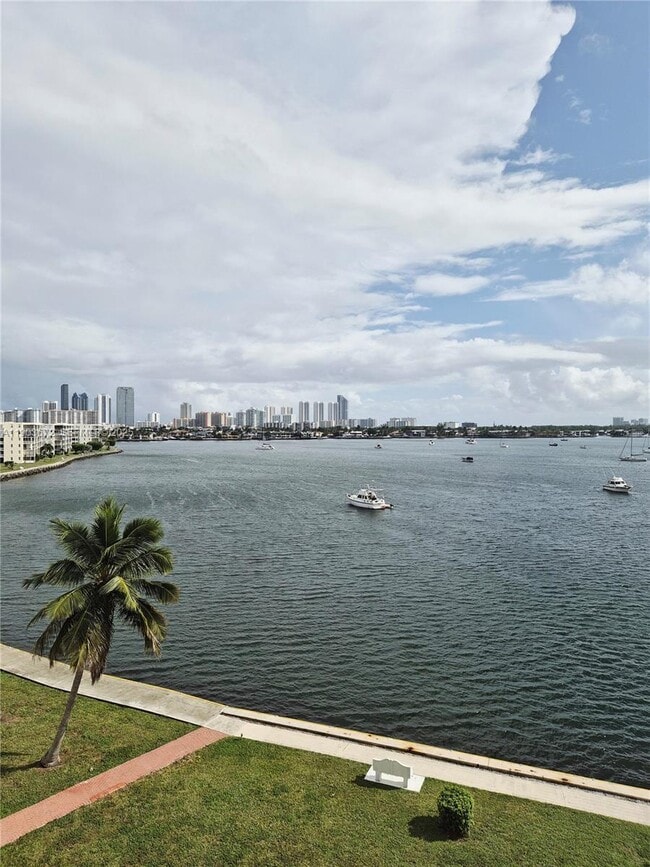 Building Photo - 2910 Point E Dr