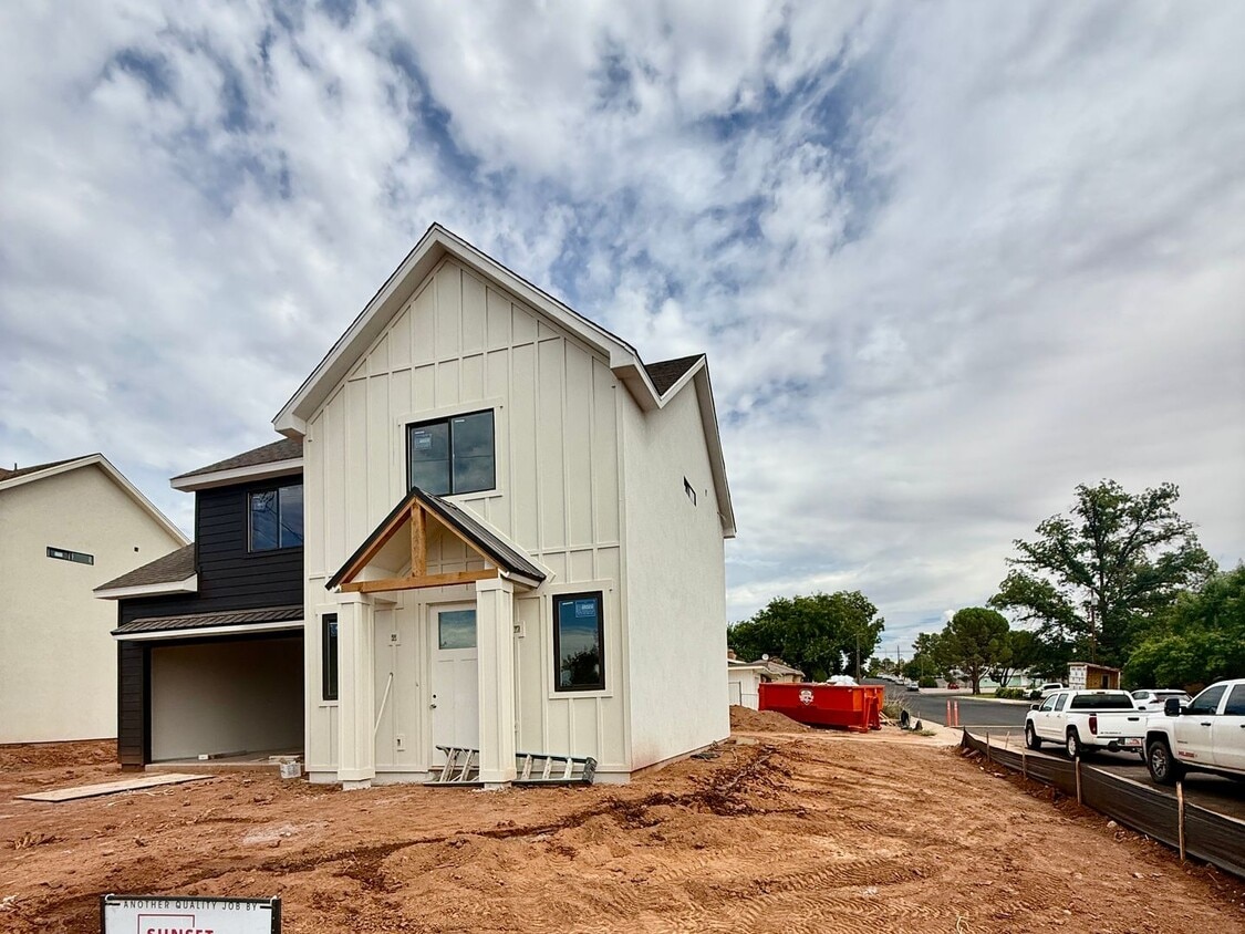 Foto del edificio - BRAND NEW Three Bedroom Home in Downtown W...