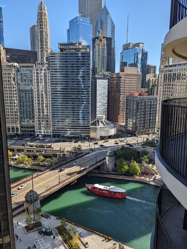 Vistas unitarias del río Chicago - 300 N State St