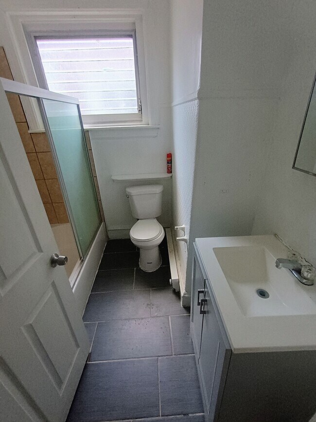 Baño - 2338 W Hagert St