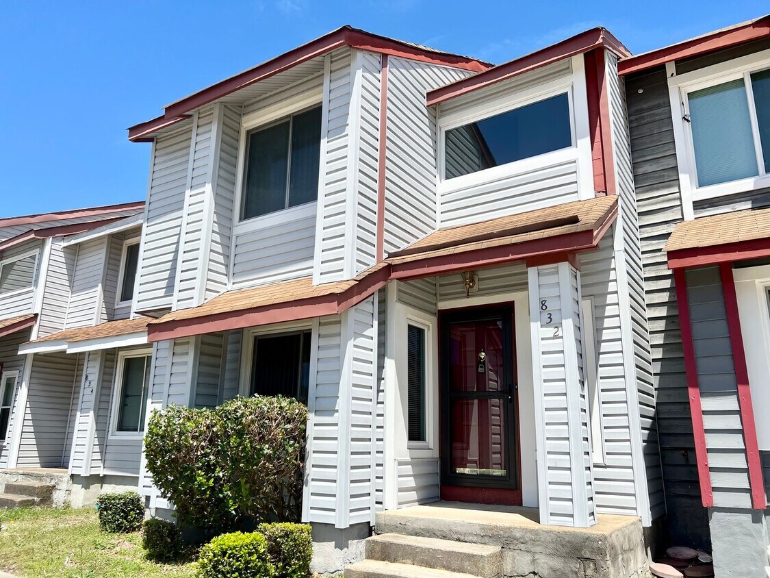 Foto principal - Stunning 3 Bedroom 2.5 Townhome Located in...