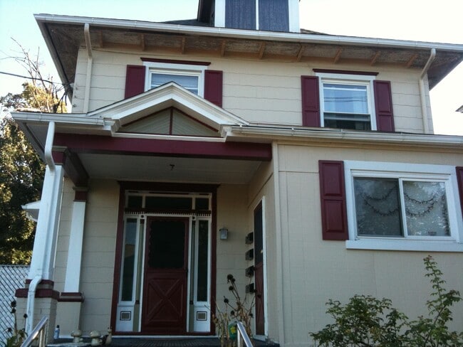 Building Photo - 411 W Main St