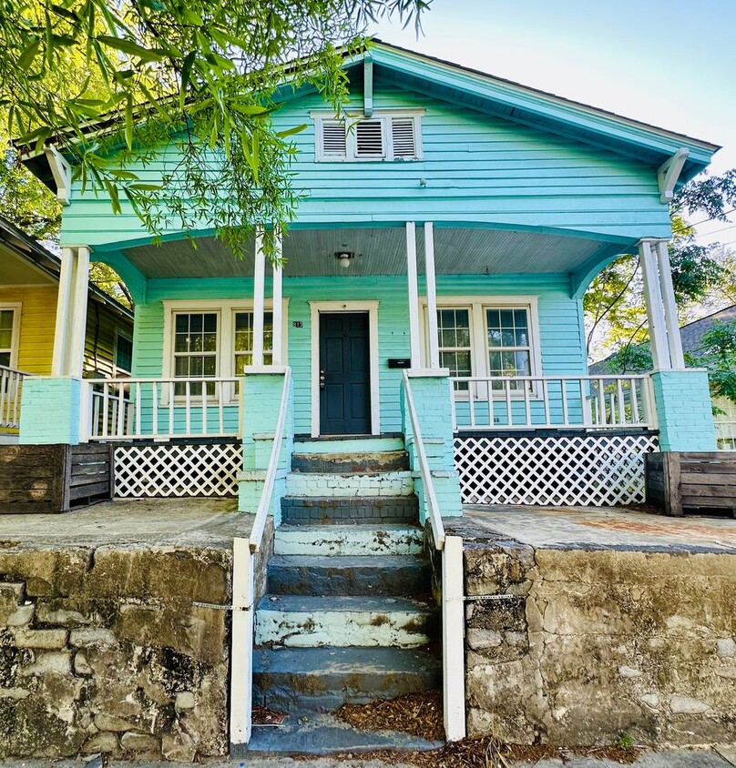 Primary Photo - DOWNTOWN - 2 Bedroom - Big House! MOVE IN ...