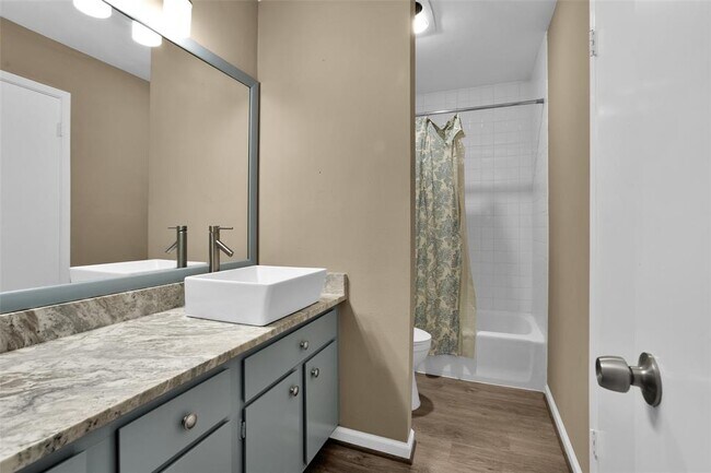Building Photo - 12500 Melville Dr