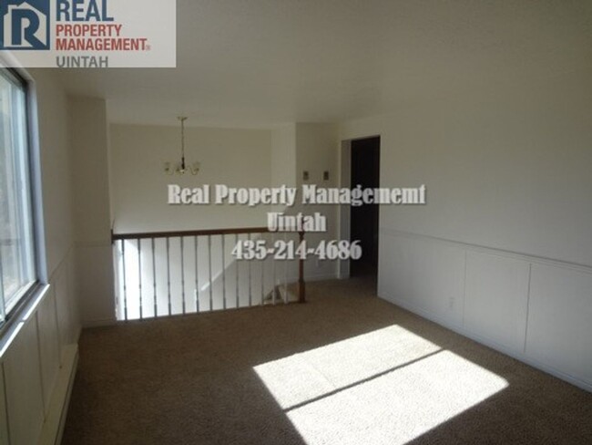 Building Photo - Great 4 Bedroom, 2 Bath Home in Roosevelt!