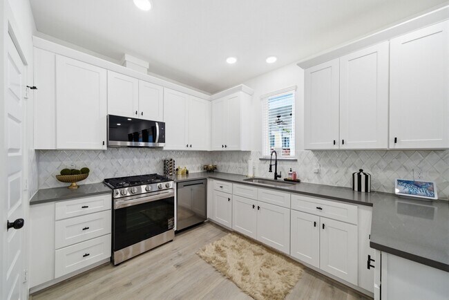 Foto del edificio - 1352 W 24th St