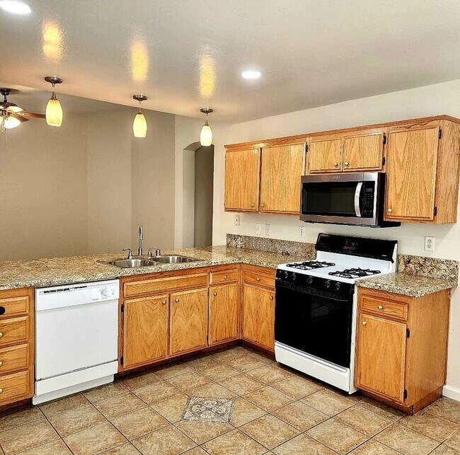 Foto del edificio - Beautiful Northwest Bakersfield Home