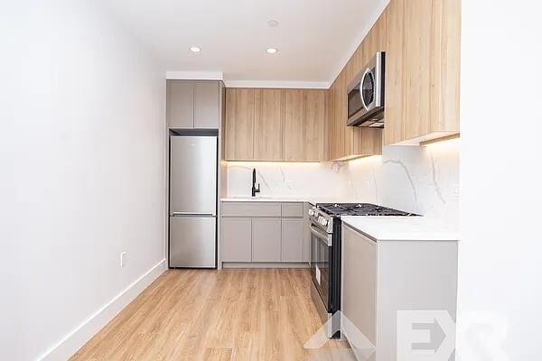 Foto del edificio - 2230 Cropsey Ave
