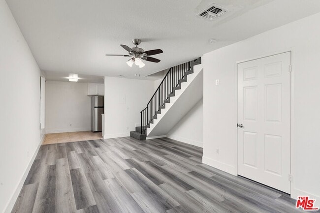 Foto del edificio - 6616 Sylmar Ave