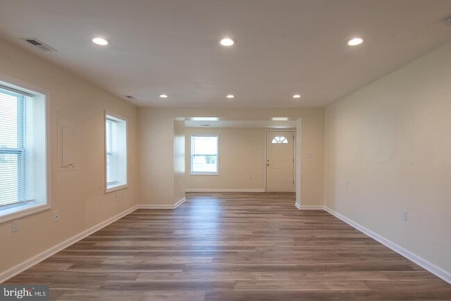 Building Photo - 6068 Shady Side Rd