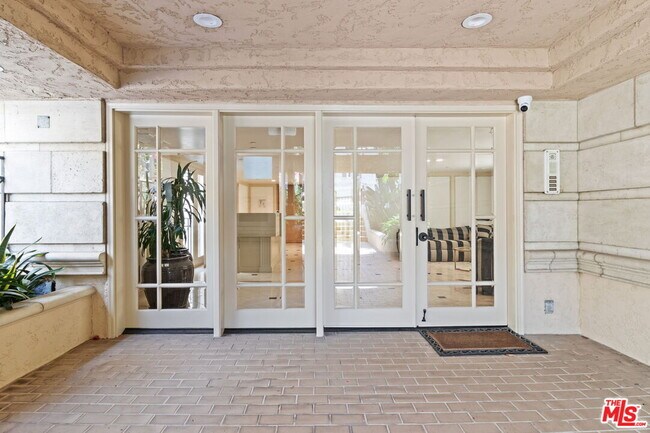 Building Photo - 448 N Oakhurst Dr