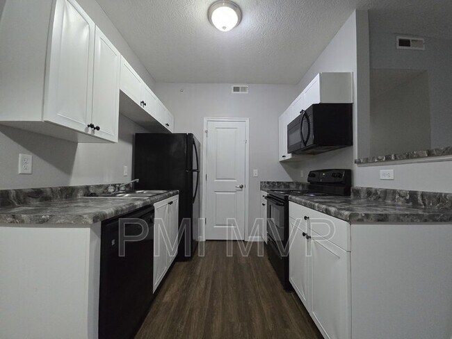 Foto del edificio - 898 Taylor Station Rd