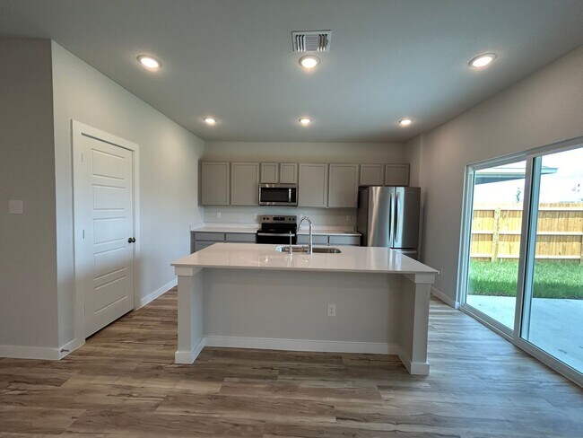 Foto del edificio - Walking Distance to Long Creek High School...