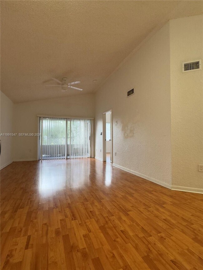 Foto del edificio - 2861 N Oakland Forest Dr