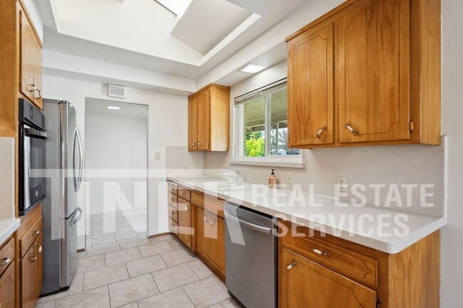 Building Photo - Rare 4 Bedroom Gem with pool in Lake Natom...