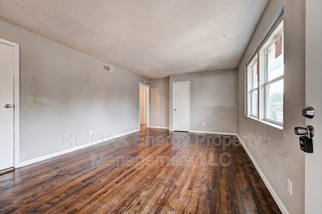 Building Photo - 4816 N Terry Ave