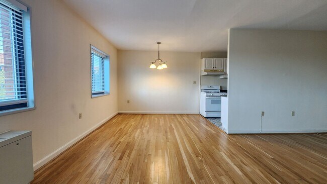 Foto del edificio - Utilities Included! Parking! Near Pentagon City Metro!