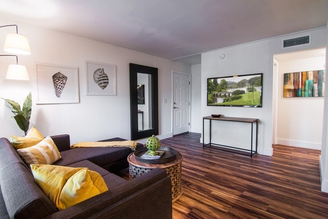 Building Photo - Innovo Living On Waters