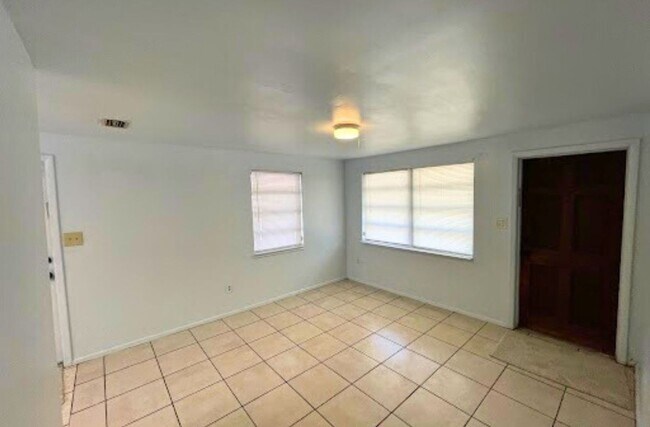 Building Photo - 2 bedrooms and 1 bath, With its central lo...