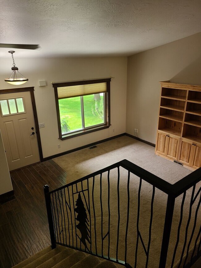 Building Photo - Beautifully updated 4 bedroom 2 bath Rathd...