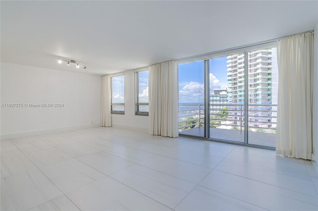 Building Photo - 1541 Brickell Ave