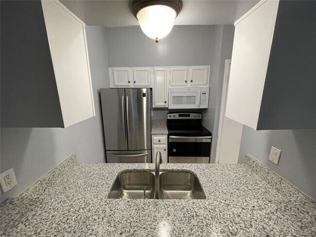 Building Photo - Beautiful 1 bed 1 bath apartment minutes a...