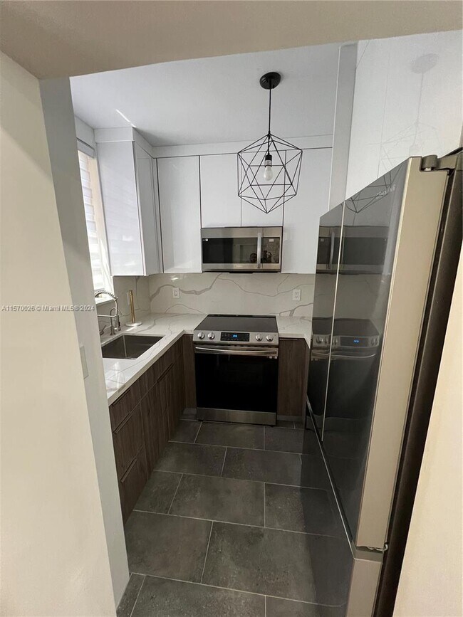 Foto del edificio - 1746 SW 12th St