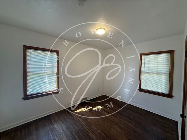 Foto del edificio - "Charming 3-4 Bed home with Hardwood floors close to the University Of Toledo