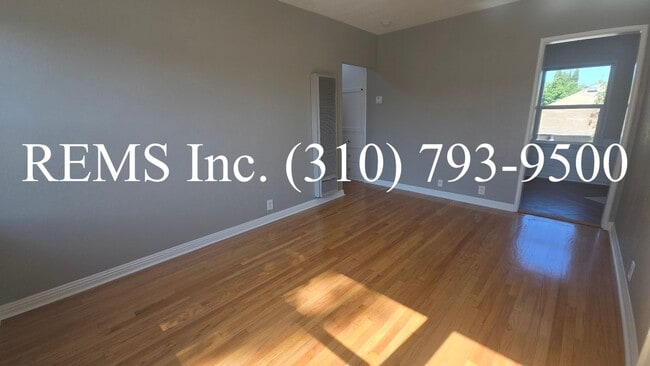 Building Photo - Renovated Upstairs Apartment with Parking