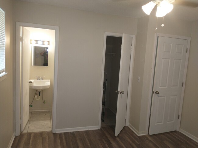 Foto del edificio - 108 First Family Dr