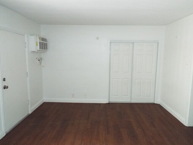 Estudio - 7918 Painter Ave