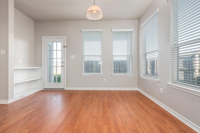 Foto del edificio - 2939 McLaren Dr